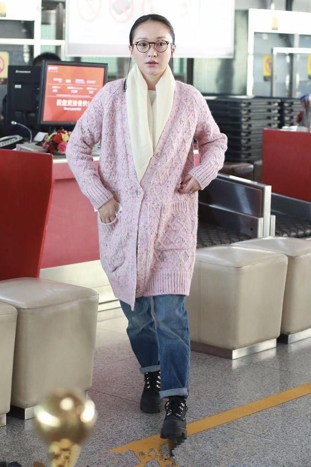 周迅穿阔腿裤搭这双厚底鞋太丑了,网友:这么穿