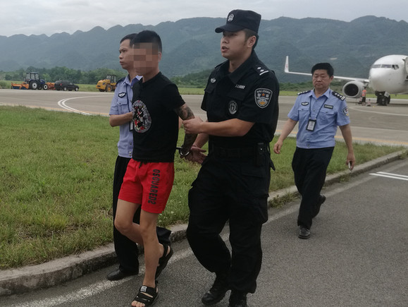 民警将运输毒品嫌疑人押下飞机   :焦智庆