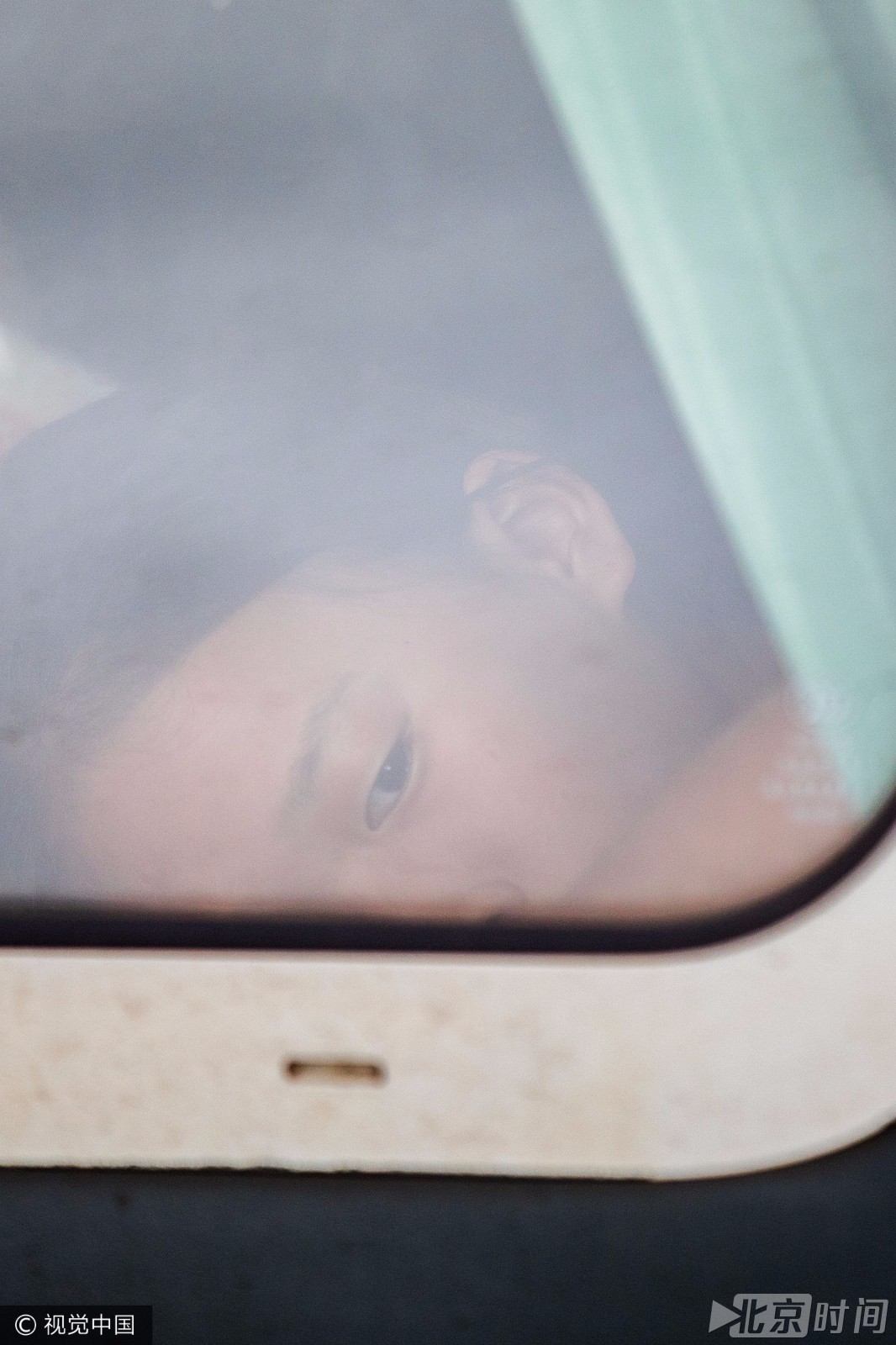 暑假临近结束留守儿童返程 车窗边眼神令人动容