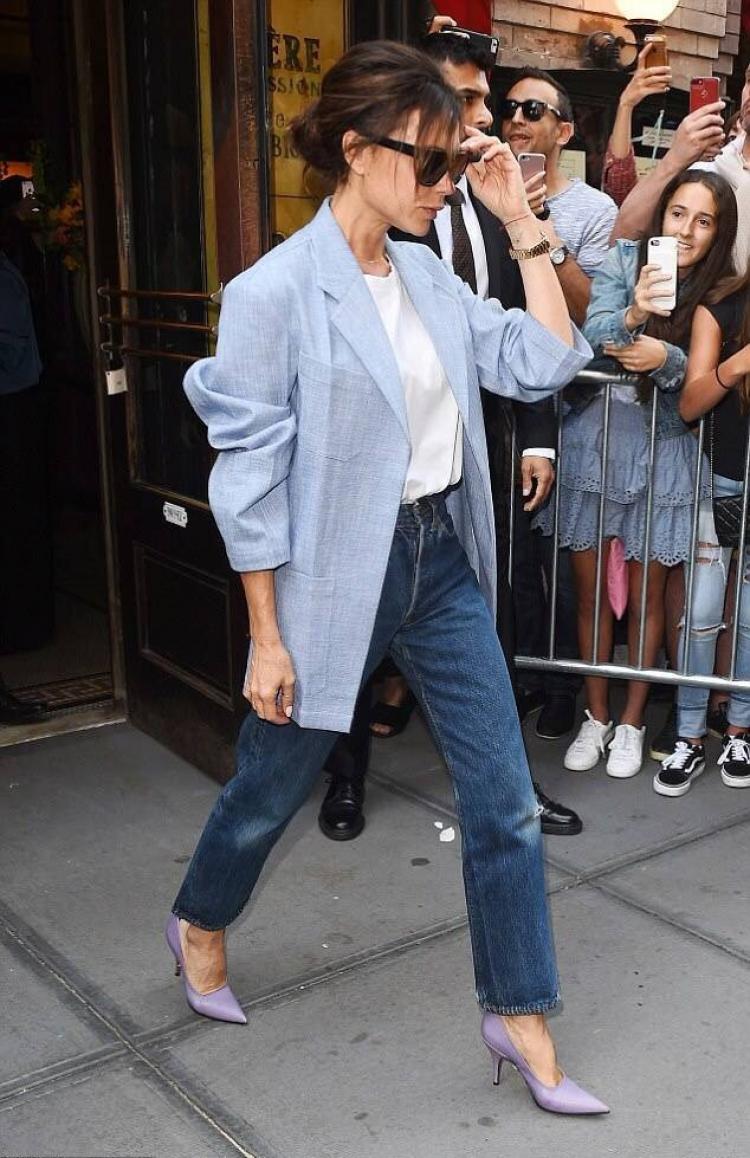 贝嫂的最爱不能舍弃的单品,恐怕就是拖地长裤配高跟了,而这条超长牛仔