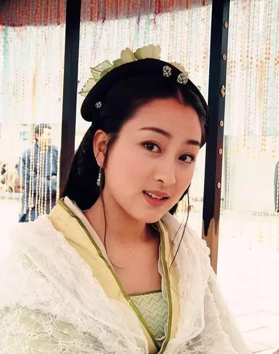 不到8平米的地下室挤着她和妈妈,衣服就堆在床上,连落脚的地方都没有