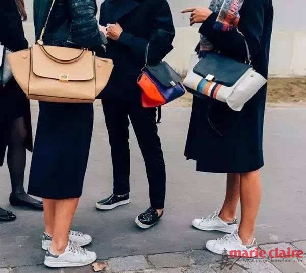 自古一提到裙装似乎永远与高跟鞋挂钩，然而随着女士休闲鞋与运动鞋潮流的兴起，越来越多的女性选择解放自己的双脚，无论是穿上连身裙还是半身裙都爱配双中性风十足的运动鞋，舒适便利的同时确也多了几分优雅的酷感，一石二鸟的绝妙搭配谁能不爱！