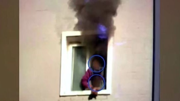 北京一小区突起火,母子二人被困!消防紧急处置 北京一小区突起火,母子二人被困!消防紧急处置