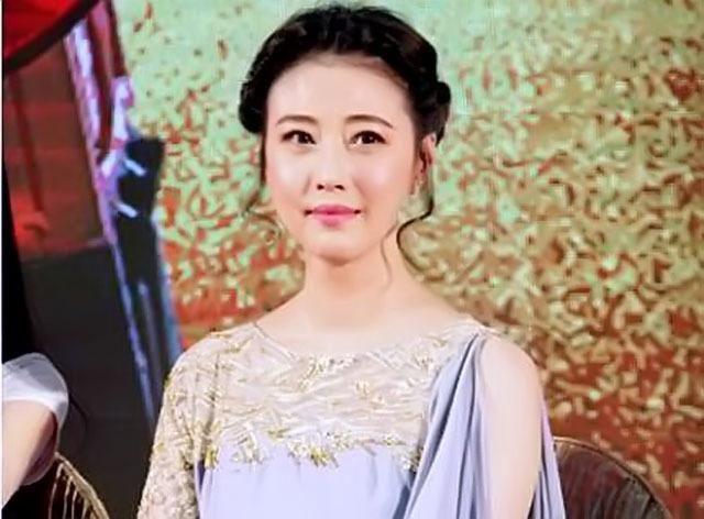 她是实力派演员,事业红火期嫁入豪门,今52岁却