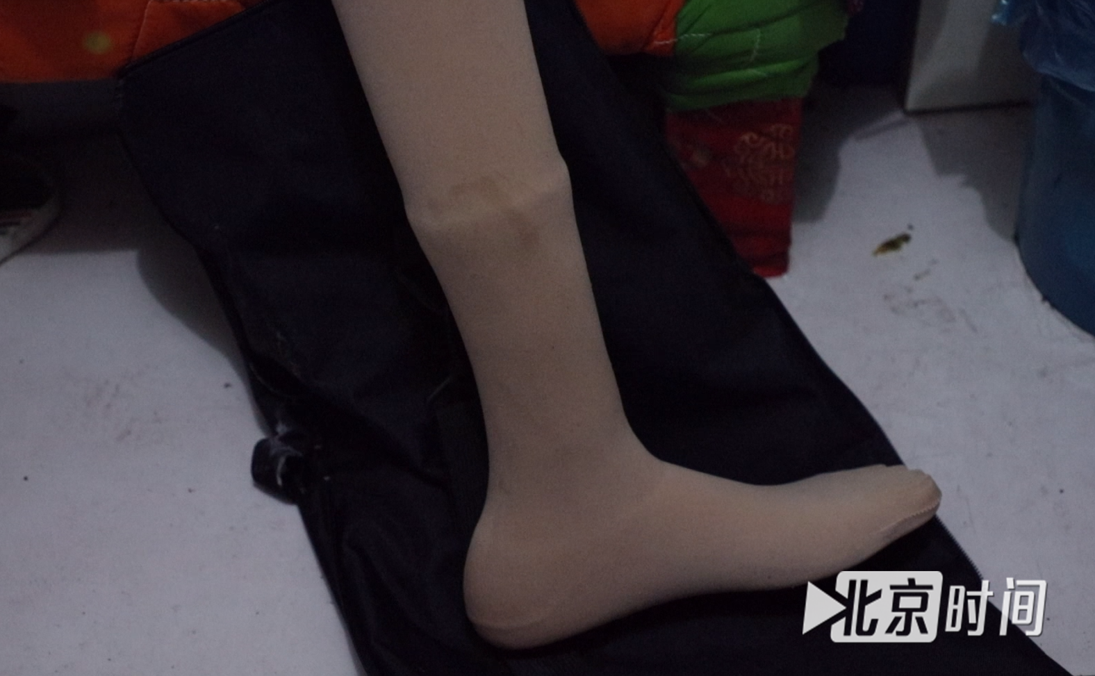 回到住处后,朱仲银脱下假肢休息.图/北京时间 卢美君