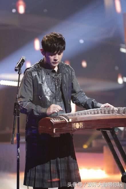 周杰伦综艺首露面发福似大叔,自弹自唱中途却