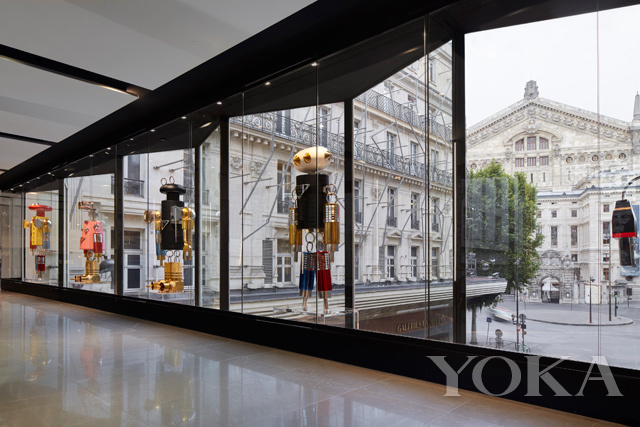 prada推出特殊橱窗陈列与两家专属限时店