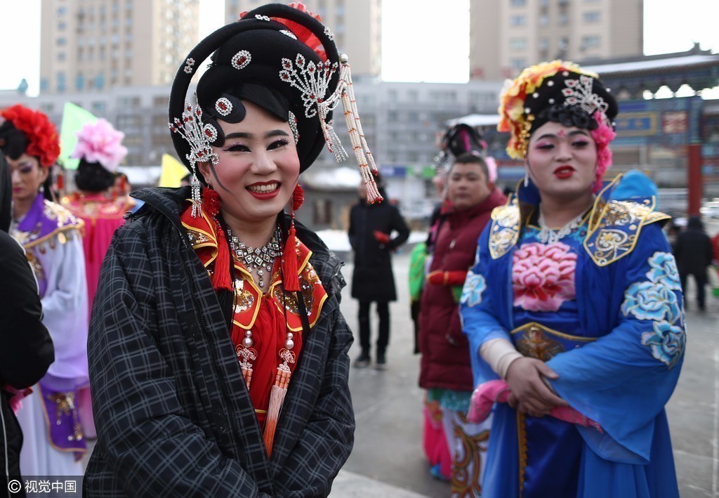 男子队伍反串美女参加秧歌大赛 市民直呼"辣眼"