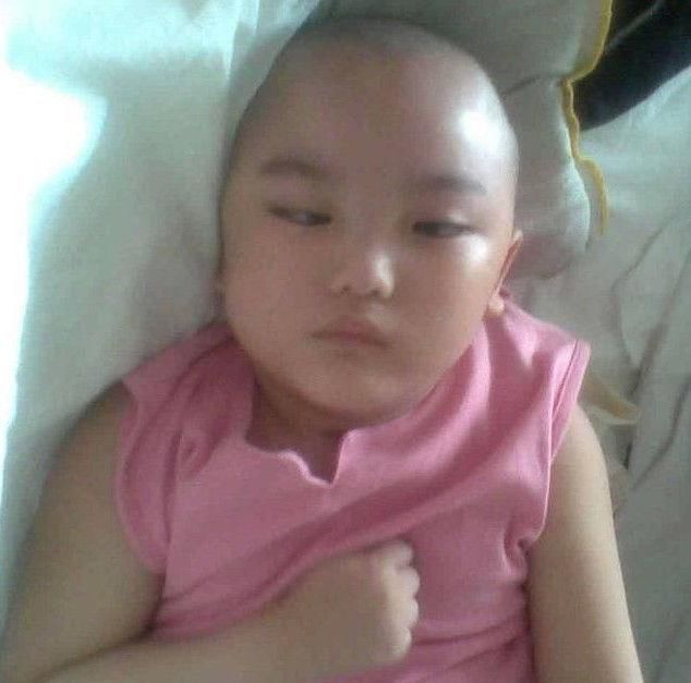 宝妈害怕孩子着凉,晚上给孩子盖了四层被,结果