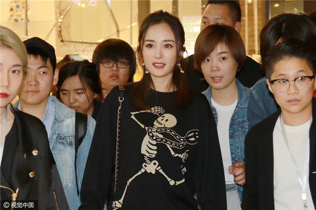 小三门过去了？杨幂秀白皙长腿 面对镜头露甜笑