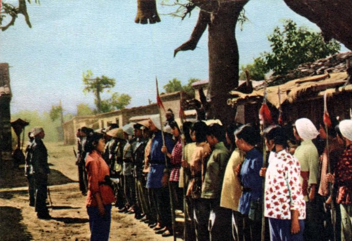 而内地的抗战电影，最早广为人知的是《地道战》及《地雷战》。《地道战》是1965年八一电影制片厂出品的战争电影，该片讲述了抗日战争时期，为了粉碎敌人的“扫荡”，河北省冀中人民在中国共产党的领导下，创新地利用地道战的斗争方式打击日本侵略者的故事。