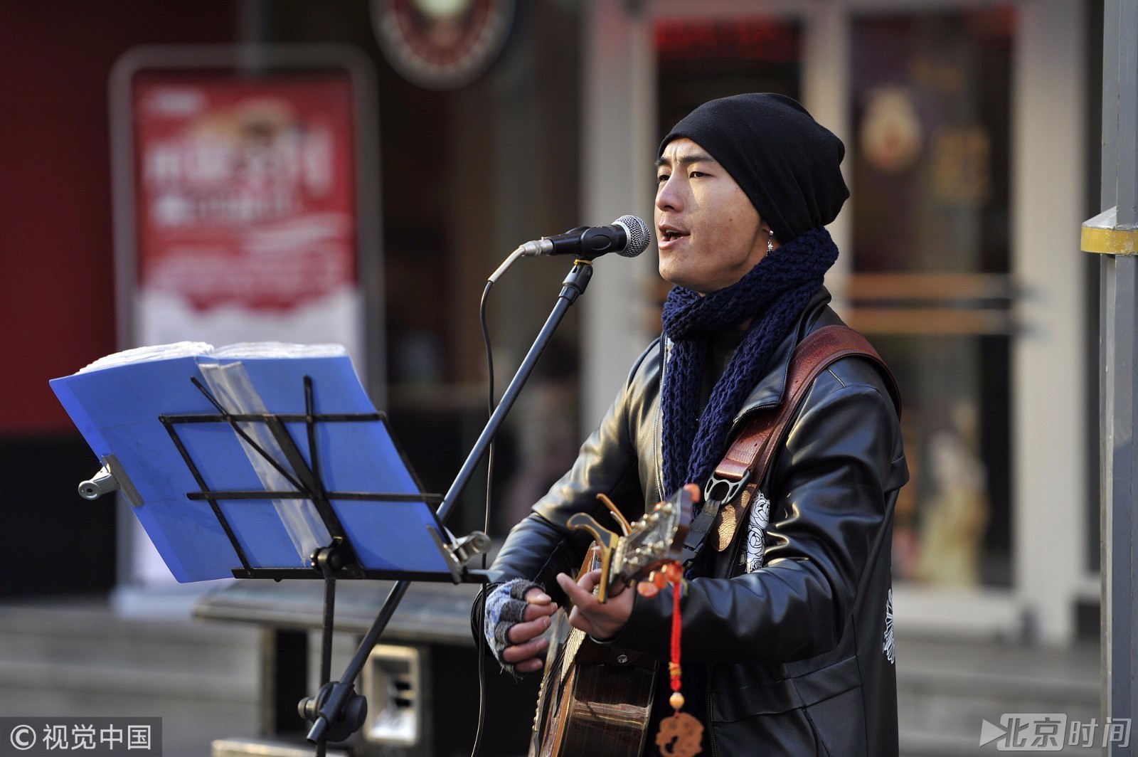 流浪歌手寻觅女友浪迹天涯 加上千微信无人愿