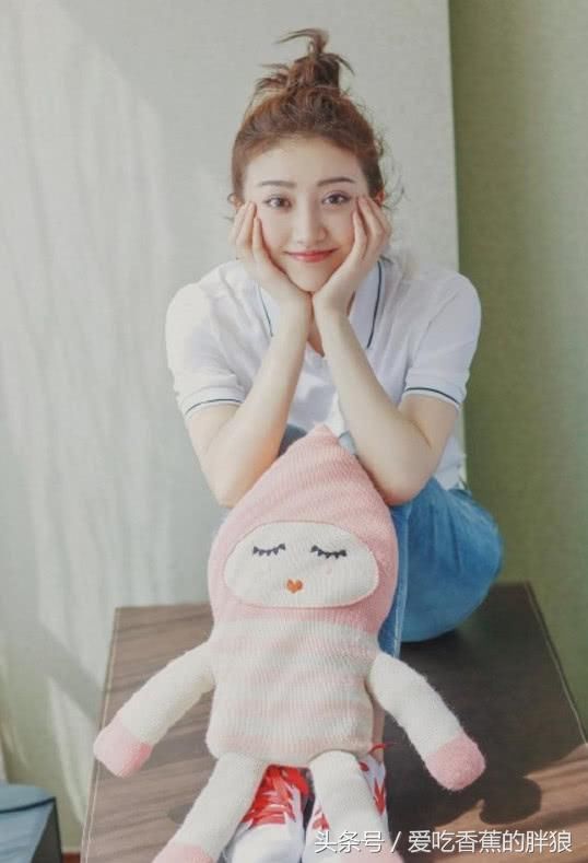 景甜也靠衣服博眼球?裙子竟开到肚脐眼,真的