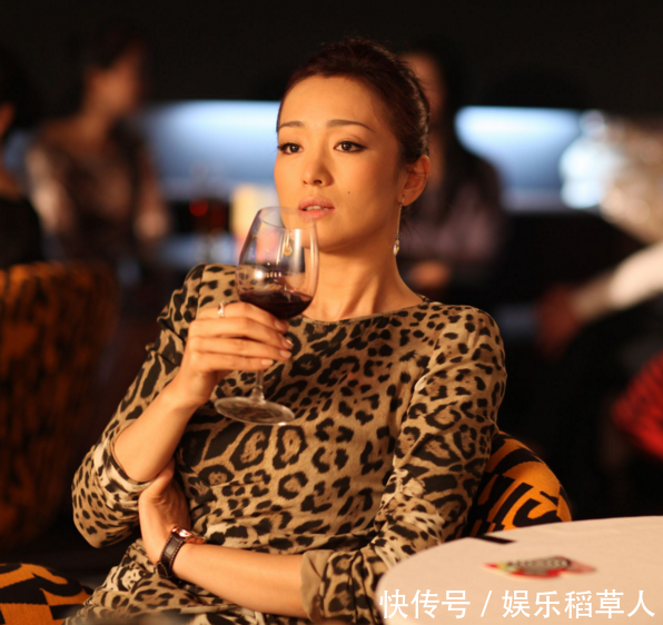 被张艺谋捧红的第一个女星,地位不输章子怡,被