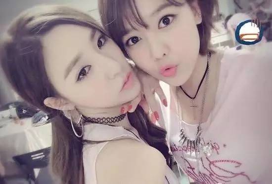 秀英演唱会后台自拍 不慎泄露成员换衣画面 秀英演唱会后台自拍 不慎泄露成员换衣画面