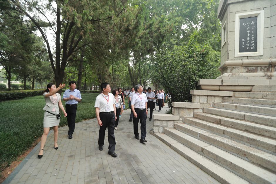 宣誓后，在工作人员的带领下，代表团瞻仰了纪念塔和陵园，聆听学习英烈事迹和精神。记者 王长坤 摄