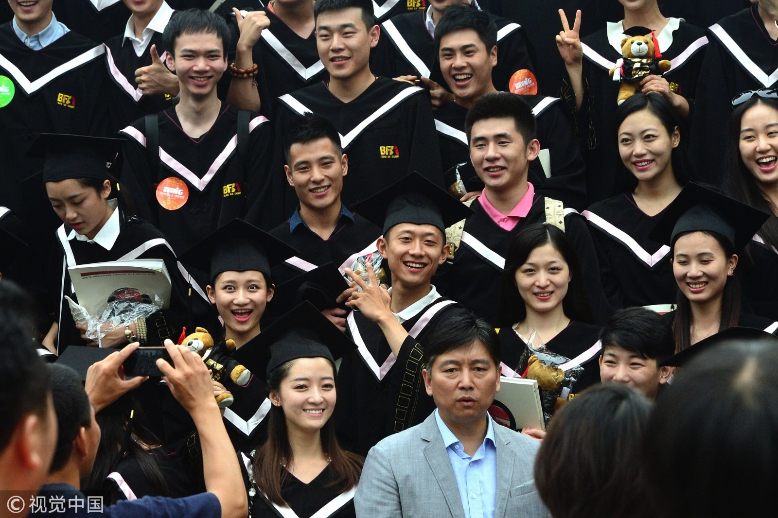 刘熙阳还和杨紫微笑合影.