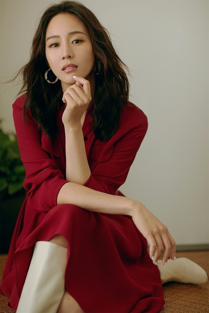 张钧甯红色连衣裙文艺优雅 长发微卷展迷人风情
