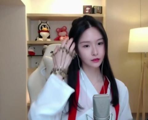 斗鱼女主播为上粉丝节排名,诱导粉丝刷礼物,可