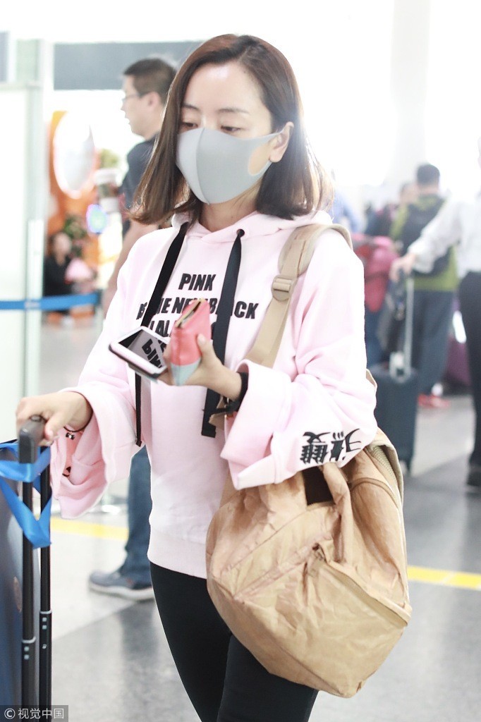 杨蓉回应晋级争议后现身机场 面无表情戴口罩自推行李箱