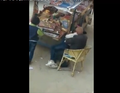 河南一老人疑用零食诱骗猥亵女童 警方:已拘留