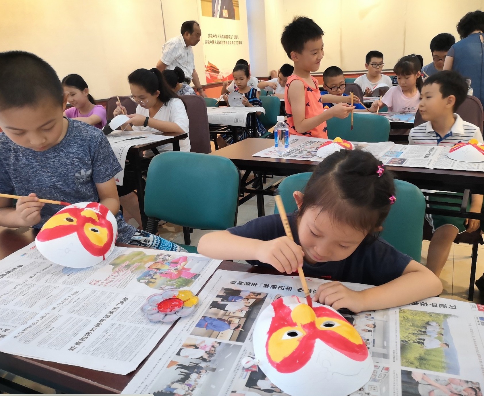 7月25日，丰台区太平桥街道蓝调社区关工小组开展“手绘京剧脸谱”暑期活动。邀请“幸福生活讲师团”屈老师带领社区的孩子们学习绘制京剧脸谱，感受中国传统文化的博大精深。