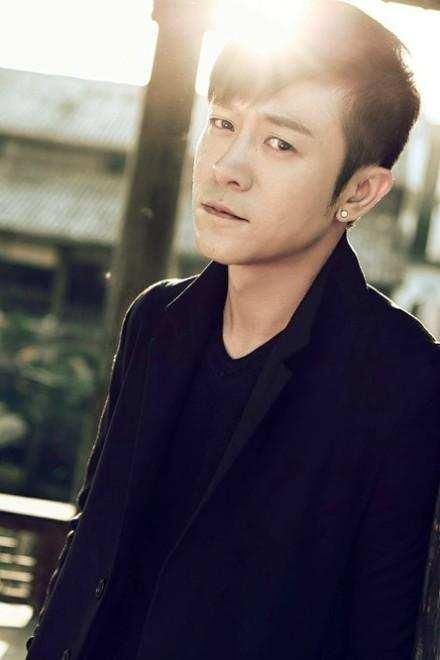 出道18年受母亲力捧一直不红,和张嘉译合作走