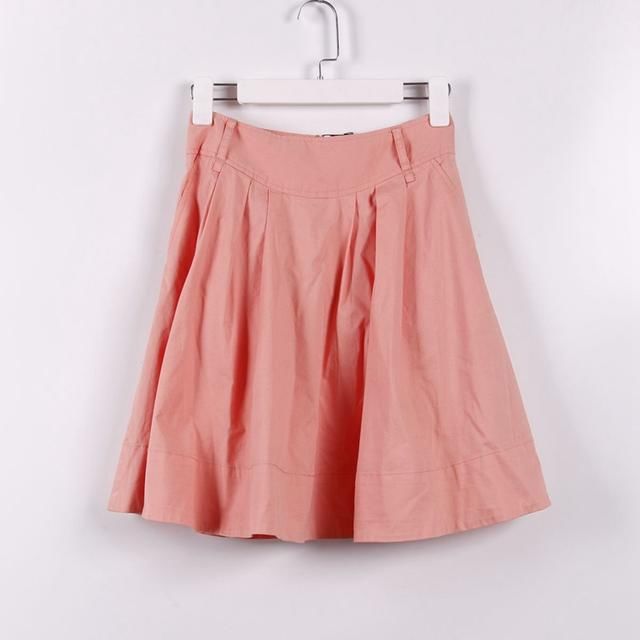 裤裙剪裁优雅,让你可爱又不失女人味