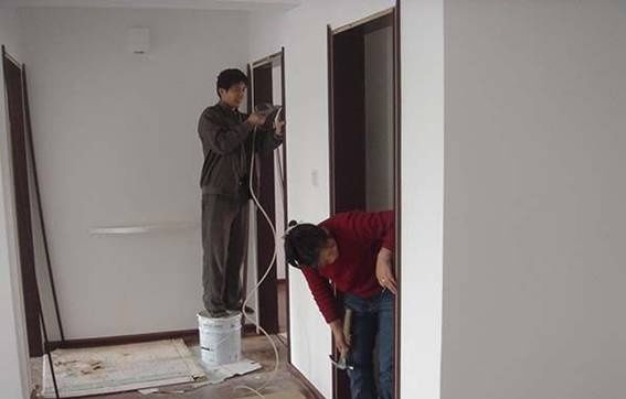 房子装修时先装地板还是先装门