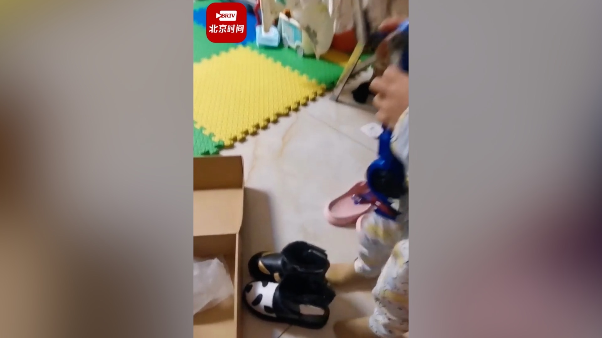 父母为避免双胞胎打架混搭鞋子：各穿一只，孩子喜欢也挺潮流