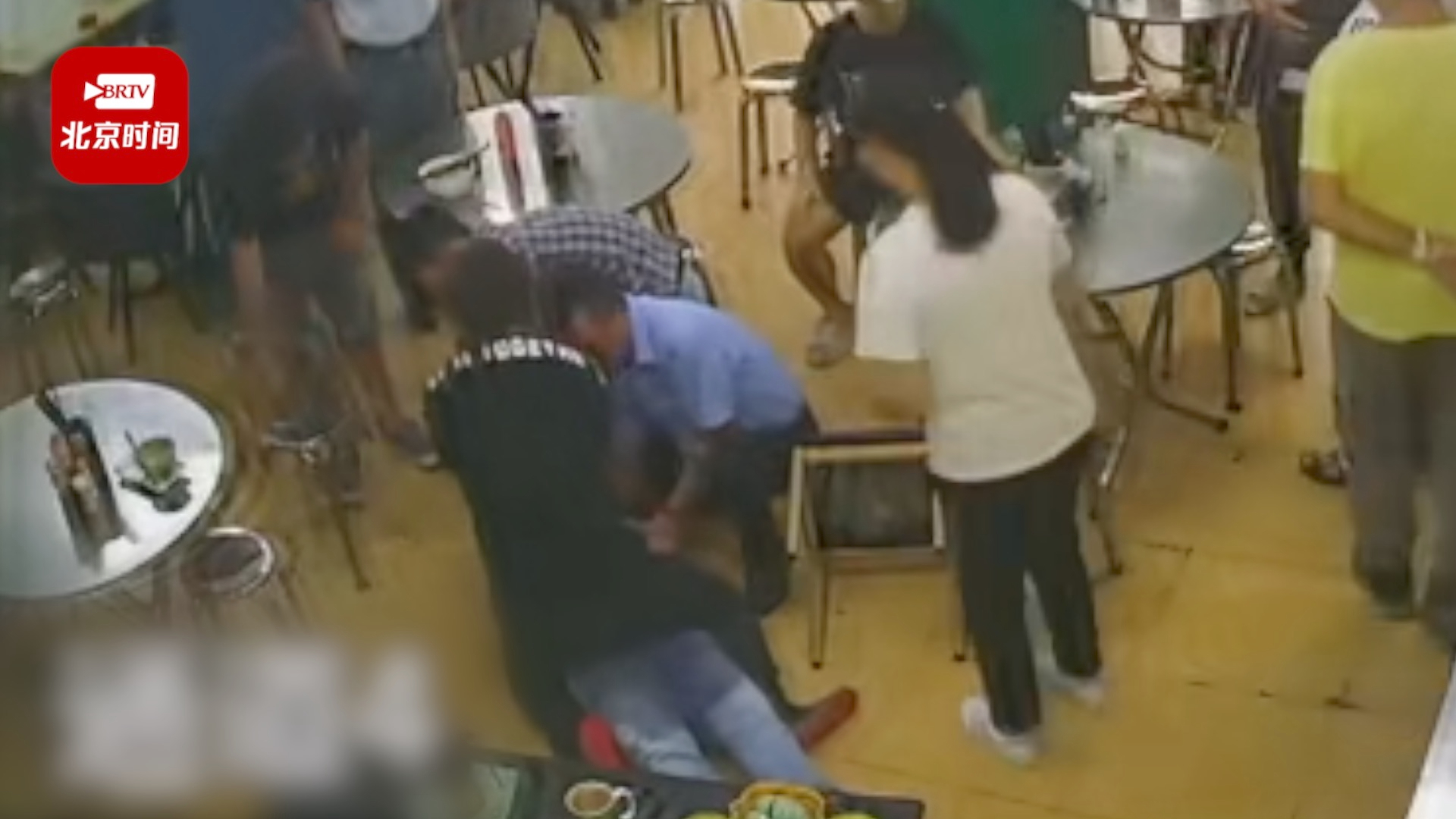 男子就餐昏厥心跳暂停店主冷静救援