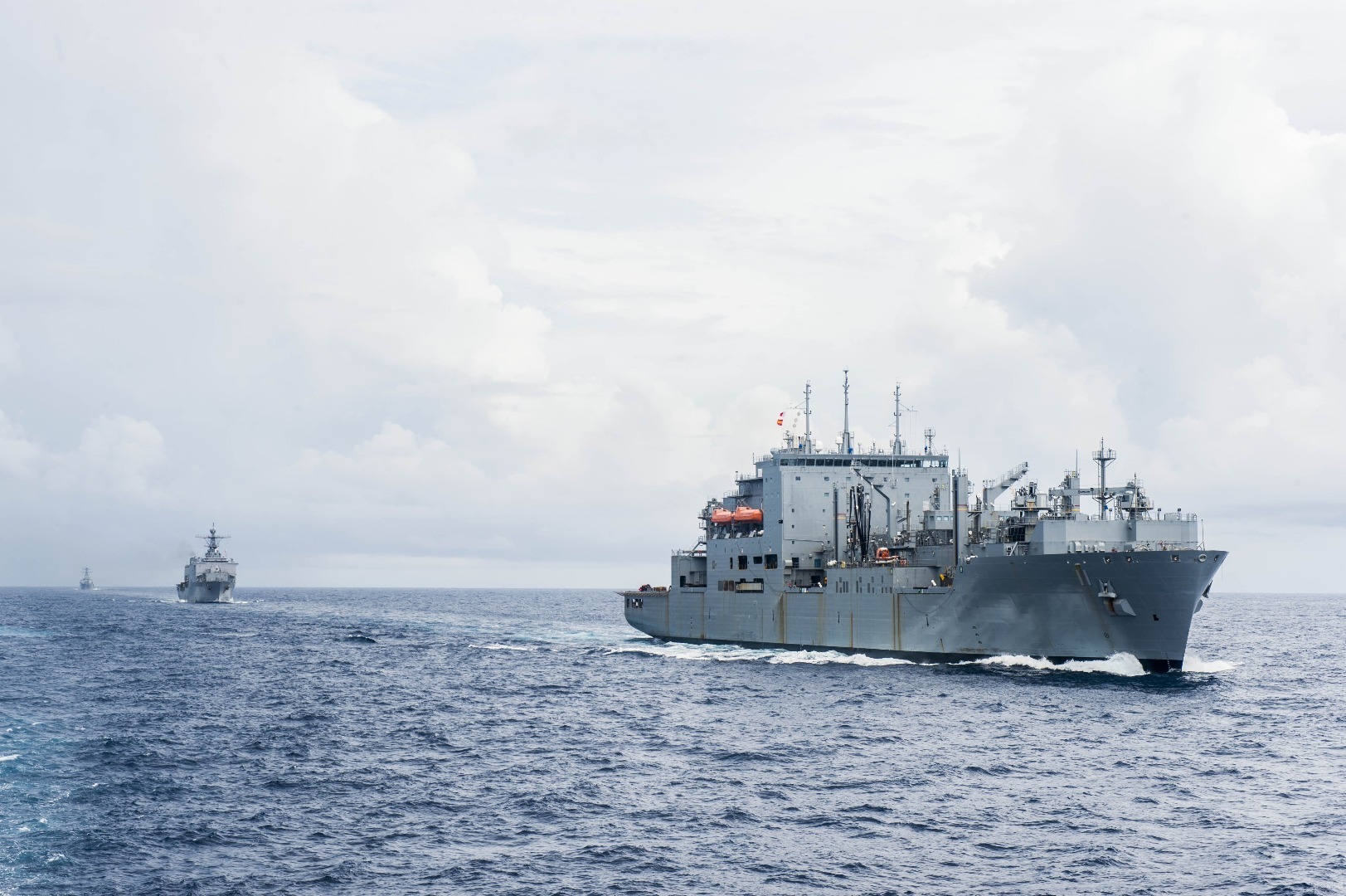 10月14日美国海军黄蜂级两栖攻击舰“好人理查德”号(LHD 6)和惠德贝岛级船坞登陆舰“日耳曼城”号（LSD 42）及两艘伯克级驱逐舰和两艘补给舰组成的舰队继续在南海训练。