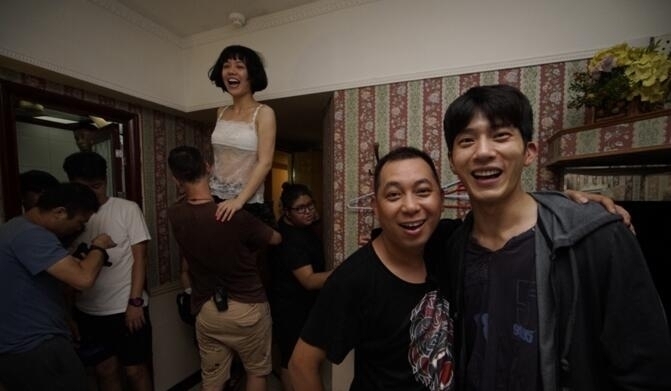 放飞自我!马思纯旧照曝光 穿透视蕾丝喂男友人酒 还被高高抱起(组图) - 1