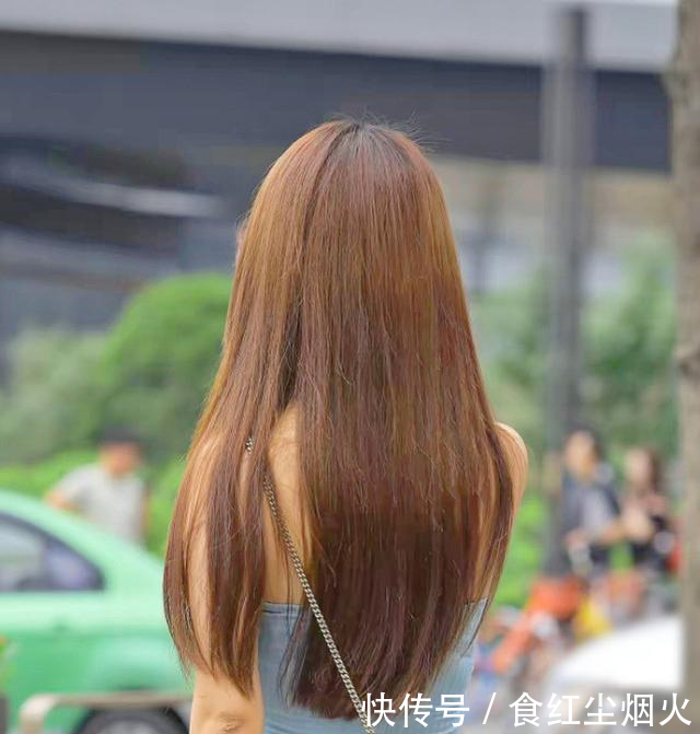 美女咋想的,穿着三角牛仔短裤逛街,网友这腿我