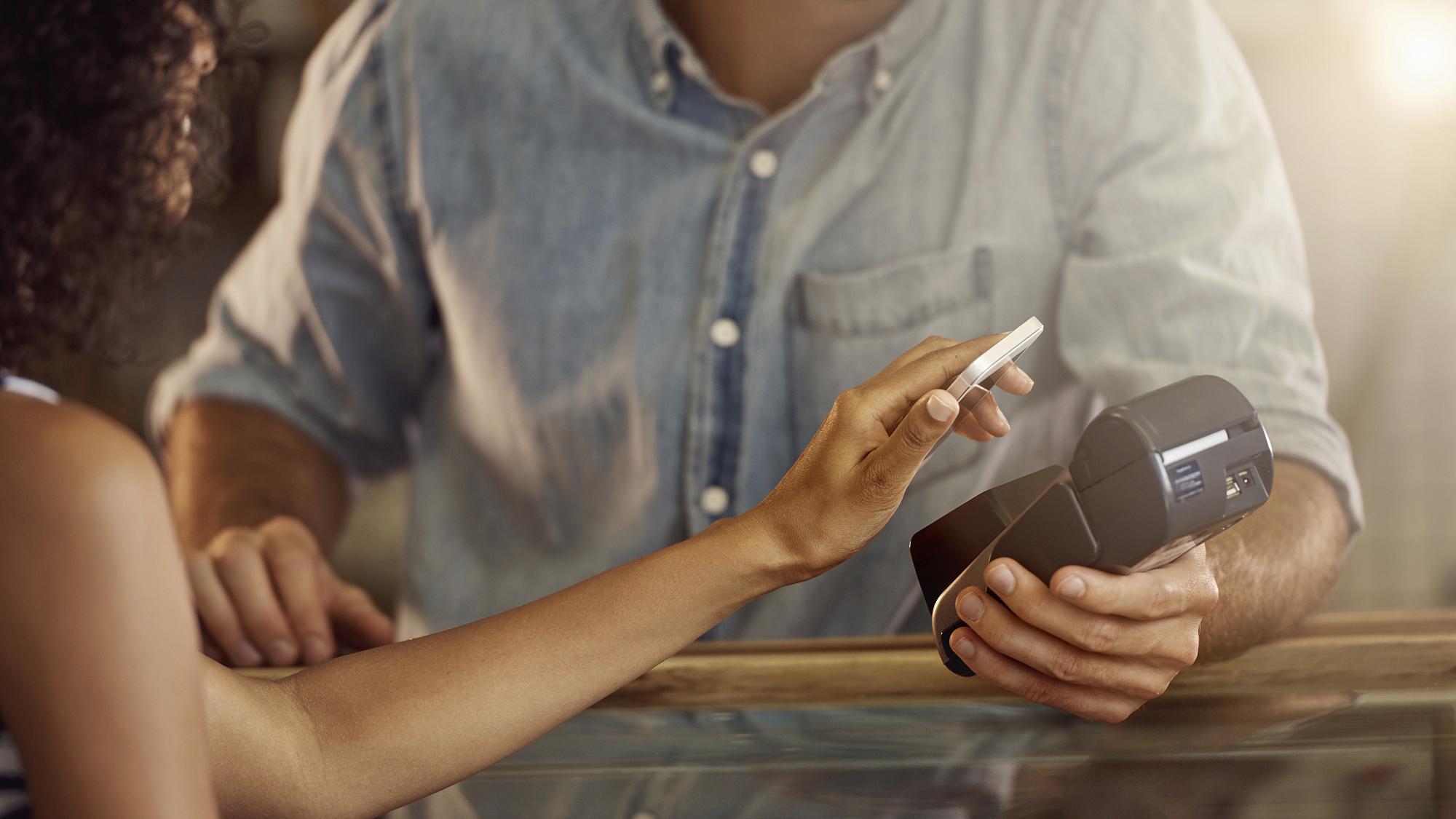 手机也能当卡刷 中国进入“脱现金社会” 手机也能当卡刷 中国进入“脱现金社会”