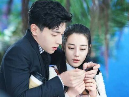 杨紫嫌弃邓伦的手长得太肥,邓伦脱口而出6个字