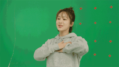 杨紫的比心姿势跟关晓彤大同小异,不过看着似乎没有关晓彤放得开点