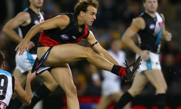 2002年，澳大利亚橄榄球联赛，轰炸机队的亚当裤子被对方拉拽。