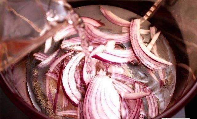 水煮洋葱,专治咳嗽、阿嚏,感冒,吃一个好一个~