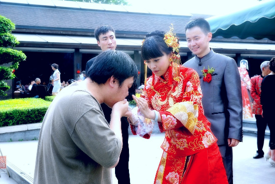 闺蜜结婚我随礼5千,我结婚她没空,婚礼上收到
