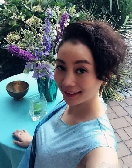 朱军46岁妻子谭梅近照,大气如董卿,满满的少女