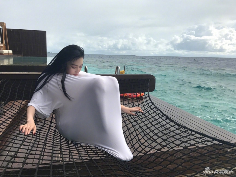 张馨予晒马代度假照 沐浴日光秀修长美腿