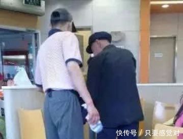 老人狼吞虎咽吃别人剩下的东西,服务员看到后