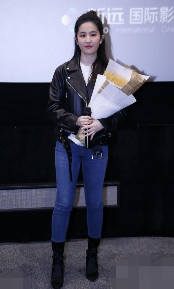 周冬雨、刘亦菲、蔡依林紧身裤+袜靴,时尚又保