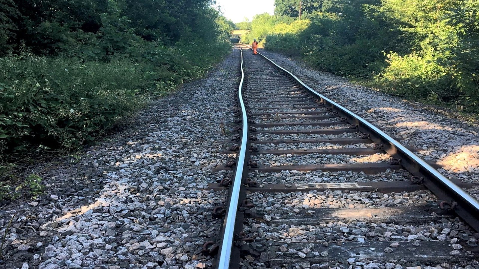 英国最高气温首破40摄氏度 铁轨“扭曲”跑道“晒化” 英国最高气温首破40摄氏度 铁轨“扭曲”跑道“晒化”