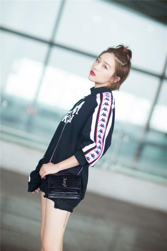 阚清子出发巴黎时装周 运动服配热裤活力十足