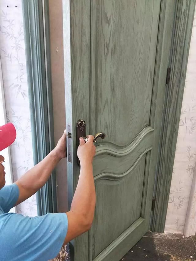 将门关上,定位画出侧边的锁孔,用锁盒画出要凿孔的范围,用木工凿统鲻