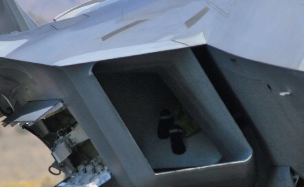 深入检查!美地勤钻f22进气道维护 只露双脚