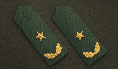 科普:为什么军长和师长都可以是少将军衔?这得