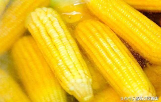 煮玉米用热水还是凉水?很多人都做错了,难怪煮